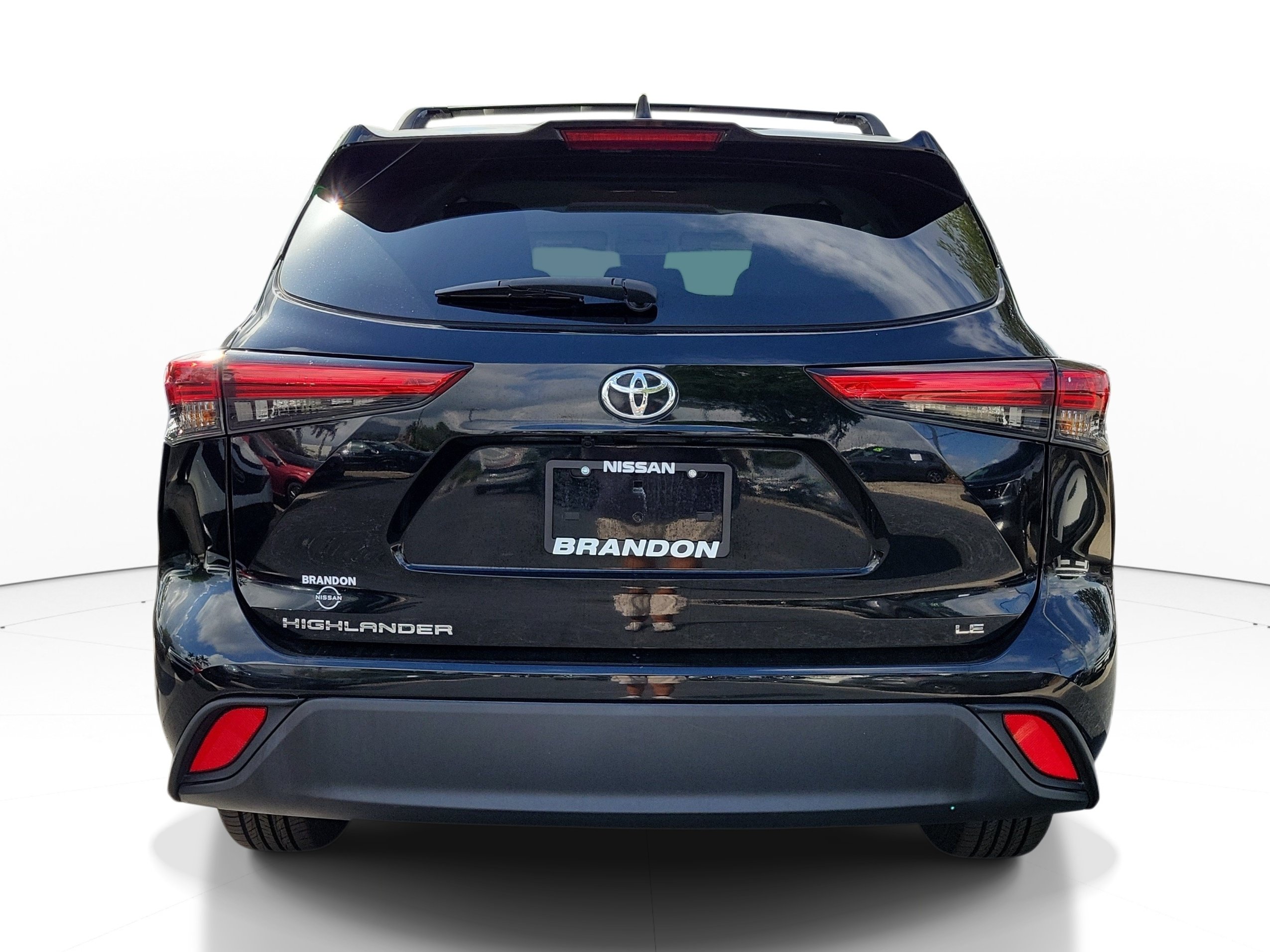 Used 2023 Toyota Highlander LE FWD image 6