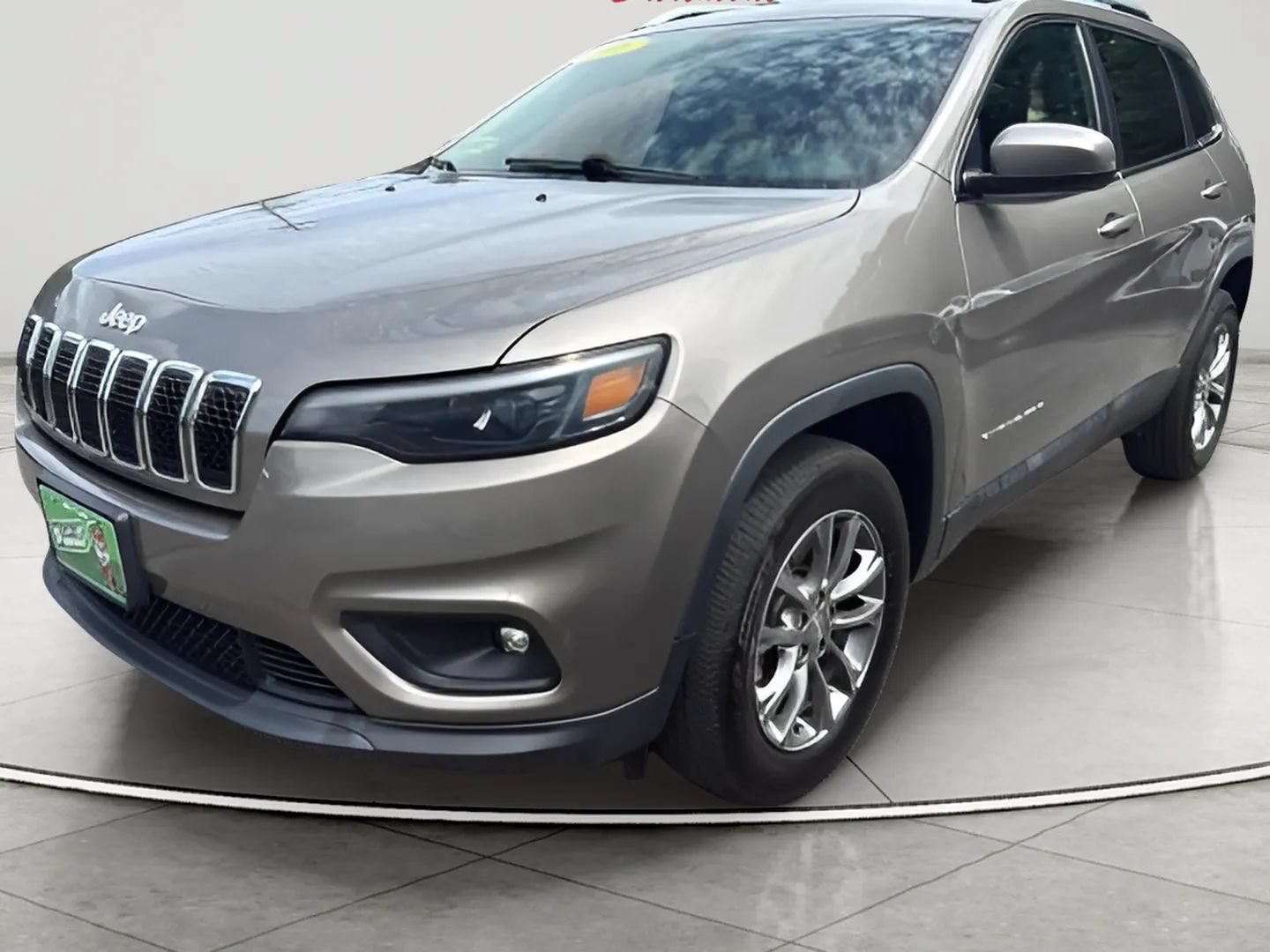 Used 2019 Jeep Cherokee Latitude Plus w/ Cold Weather Group AWD/4WD image 3