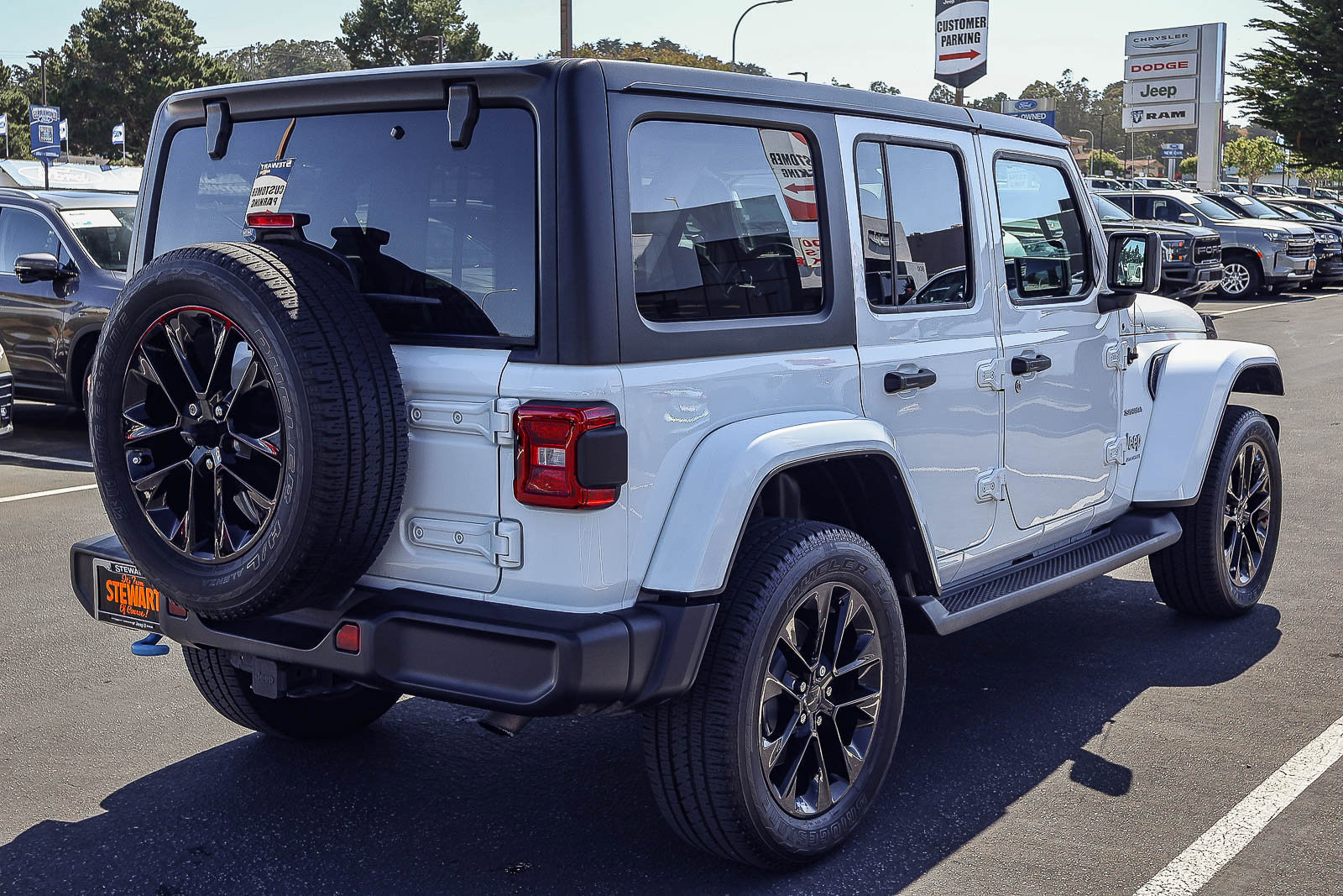 Used 2023 Jeep Wrangler Sahara w/ Cold Weather Group image 21