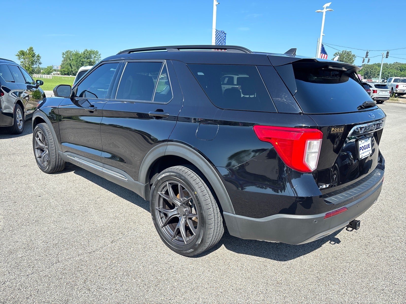 Used 2022 Ford Explorer XLT w/ Equipment Group 202A AWD/4WD image 3