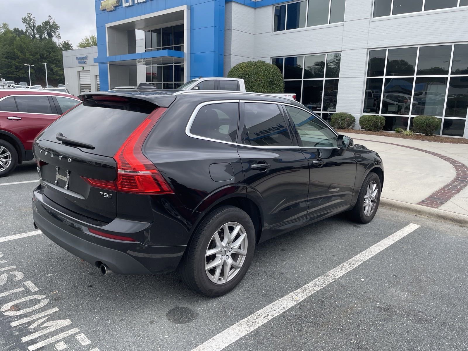 Used 2019 Volvo XC60 T5 Momentum w/ Multimedia Package image 3