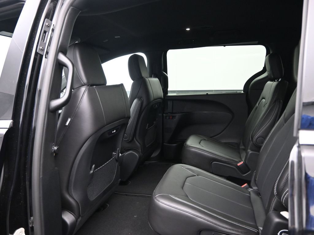 New 2026 Chrysler Pacifica Select AWD/4WD image 23