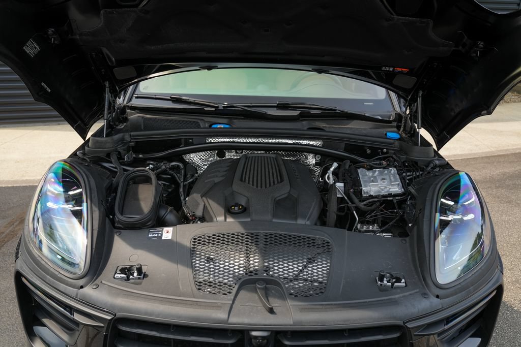 Certified 2026 Porsche Macan AWD/4WD image 10