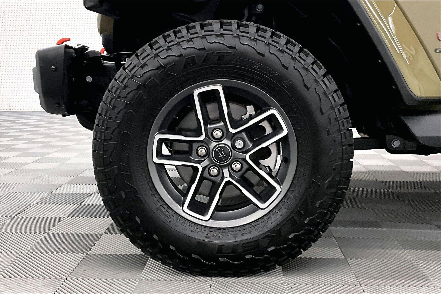 Used 2025 Jeep Gladiator Mojave AWD/4WD image 9