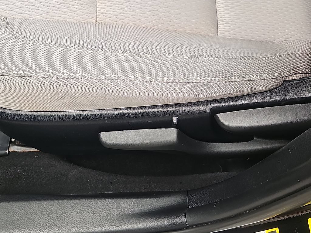 Used 2015 Toyota Corolla LE FWD image 10
