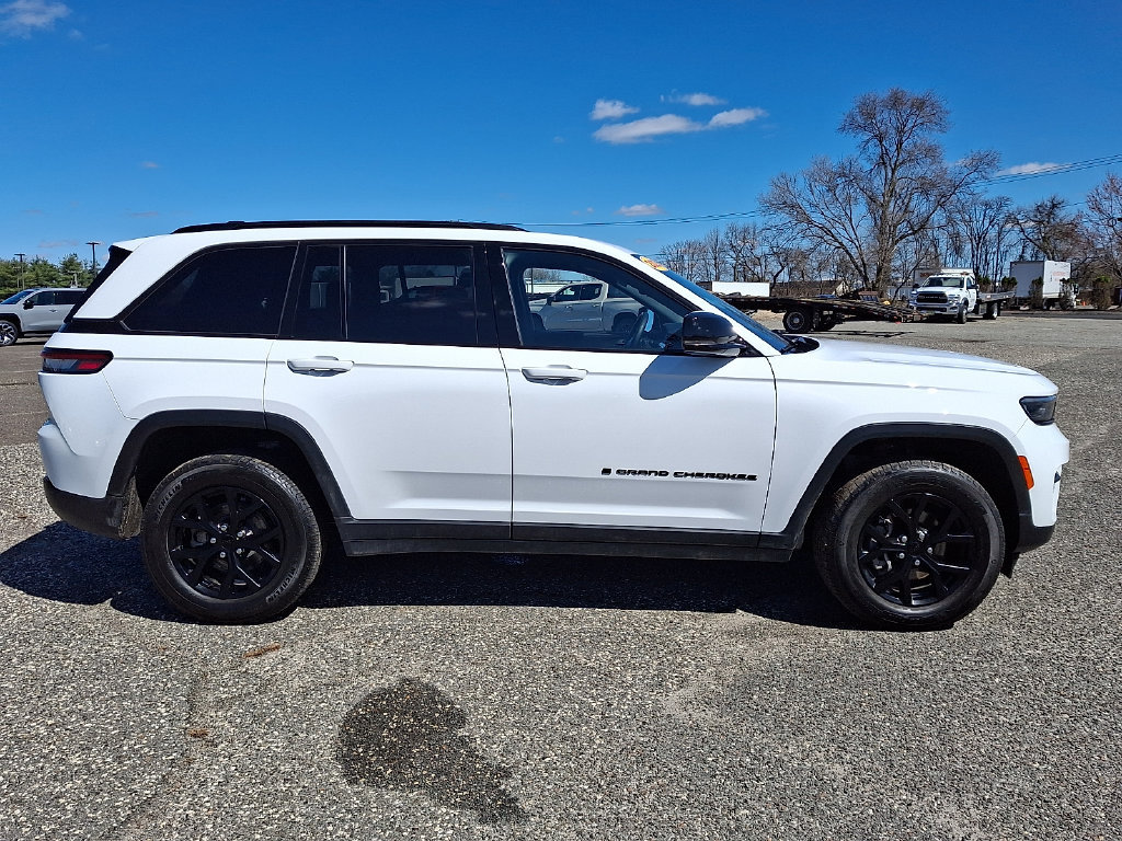 Certified 2024 Jeep Grand Cherokee Altitude AWD/4WD image 13