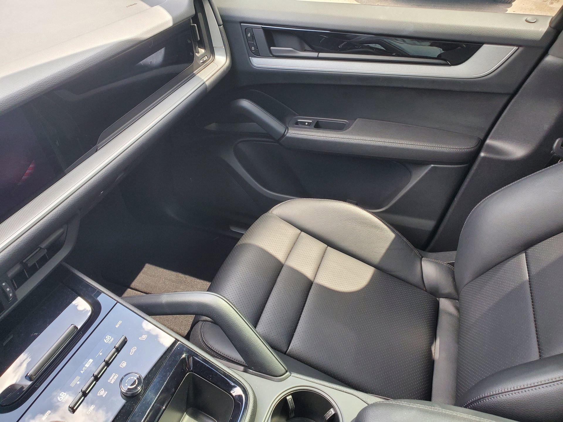 Used 2024 Porsche Cayenne AWD/4WD image 26