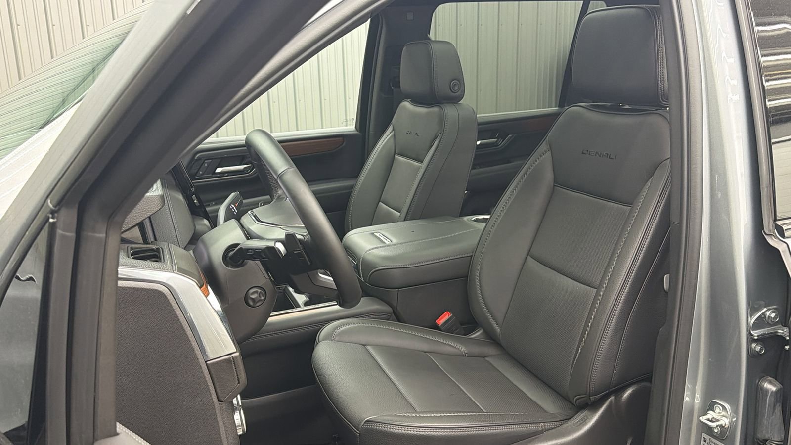 Used 2025 GMC Yukon XL Denali w/ Sun & Power Step Package image 31