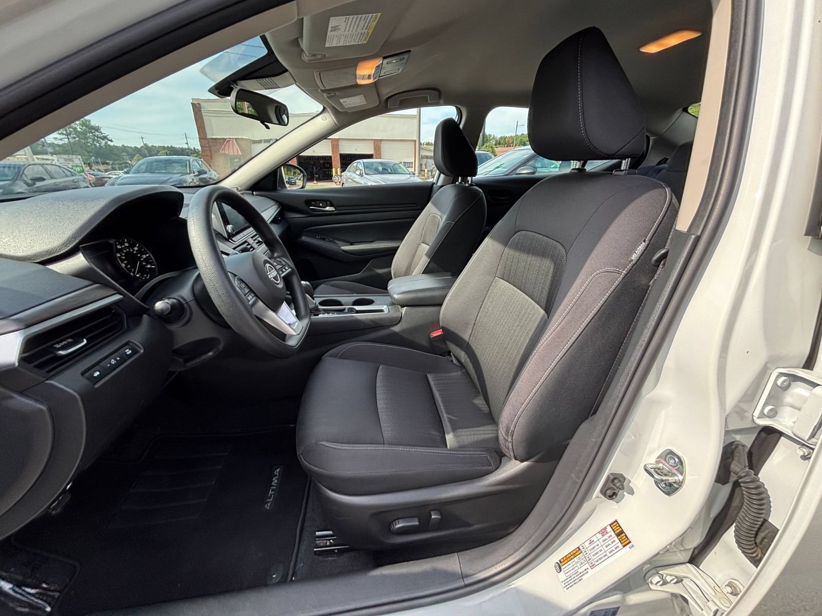 Used 2025 Nissan Altima 2.5 SV FWD image 28
