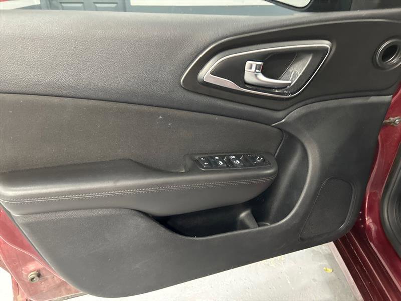 Used 2015 Chrysler 200 Limited w/ Convenience Group image 11