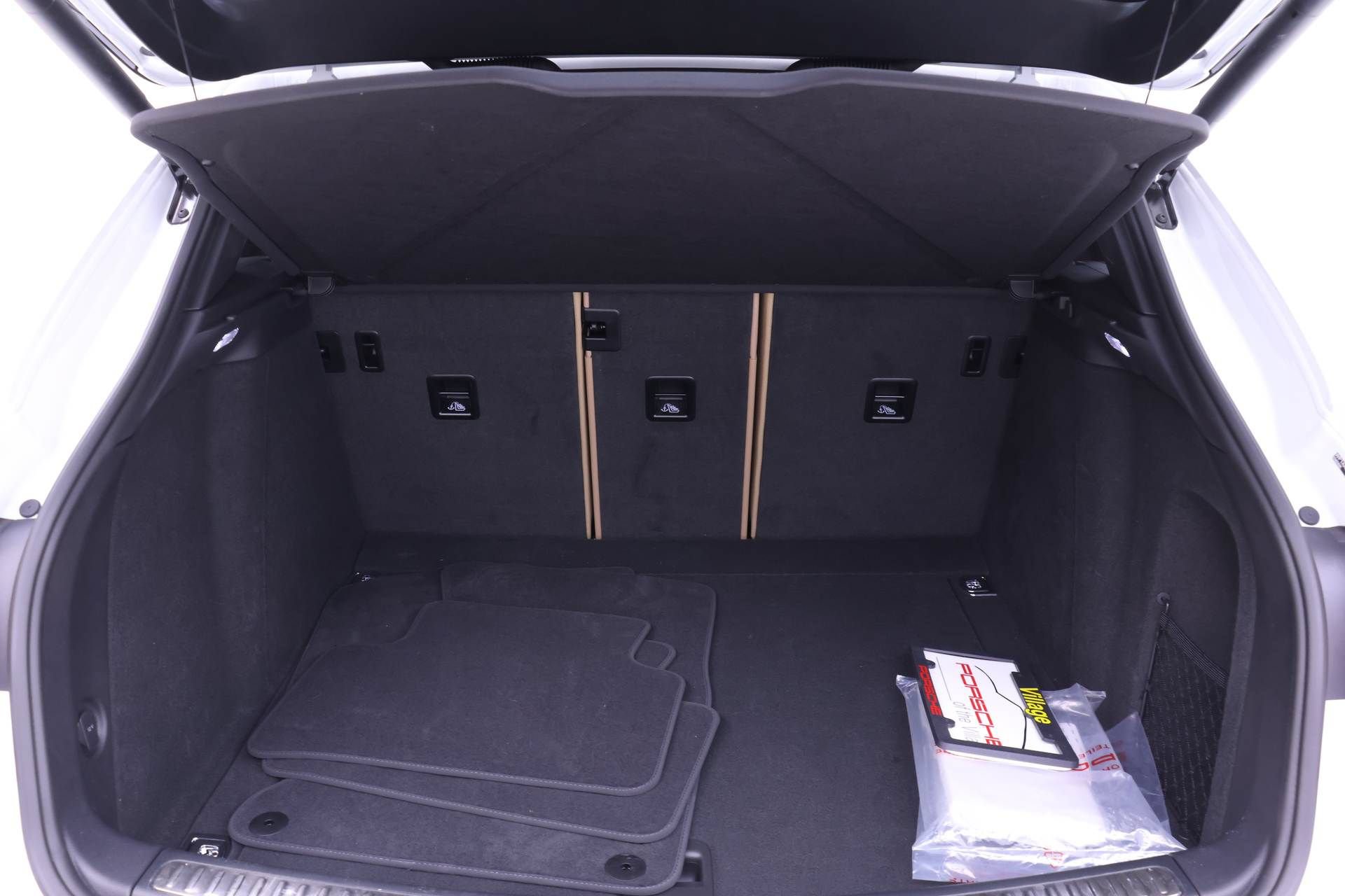 Used 2025 Porsche Macan AWD/4WD image 19