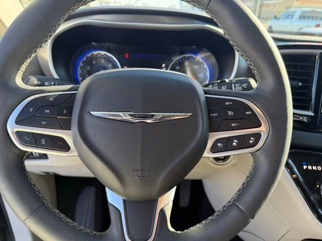 Certified 2024 Chrysler Pacifica Touring-L image 15
