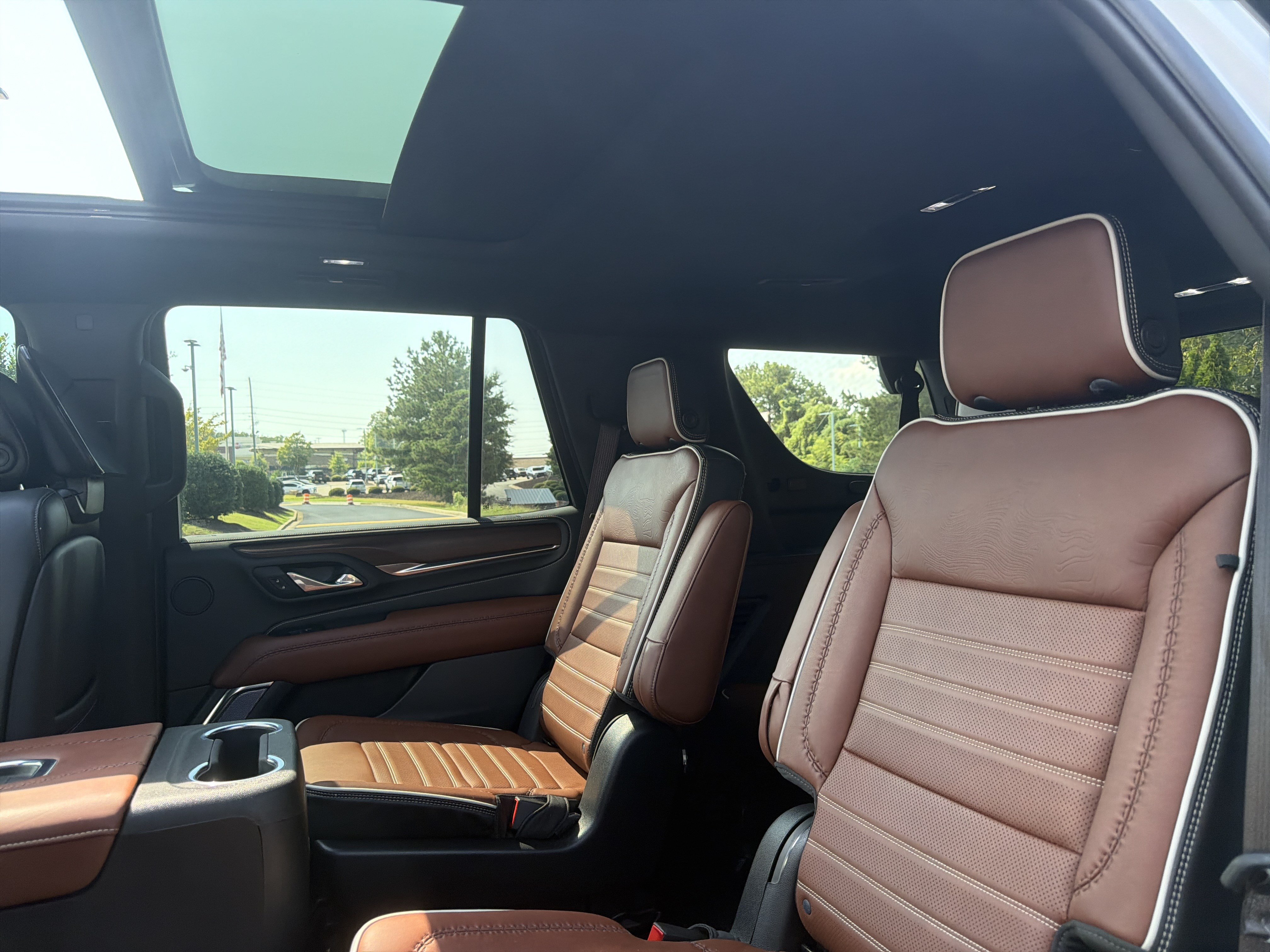 Used 2023 GMC Yukon Denali Ultimate AWD/4WD image 9