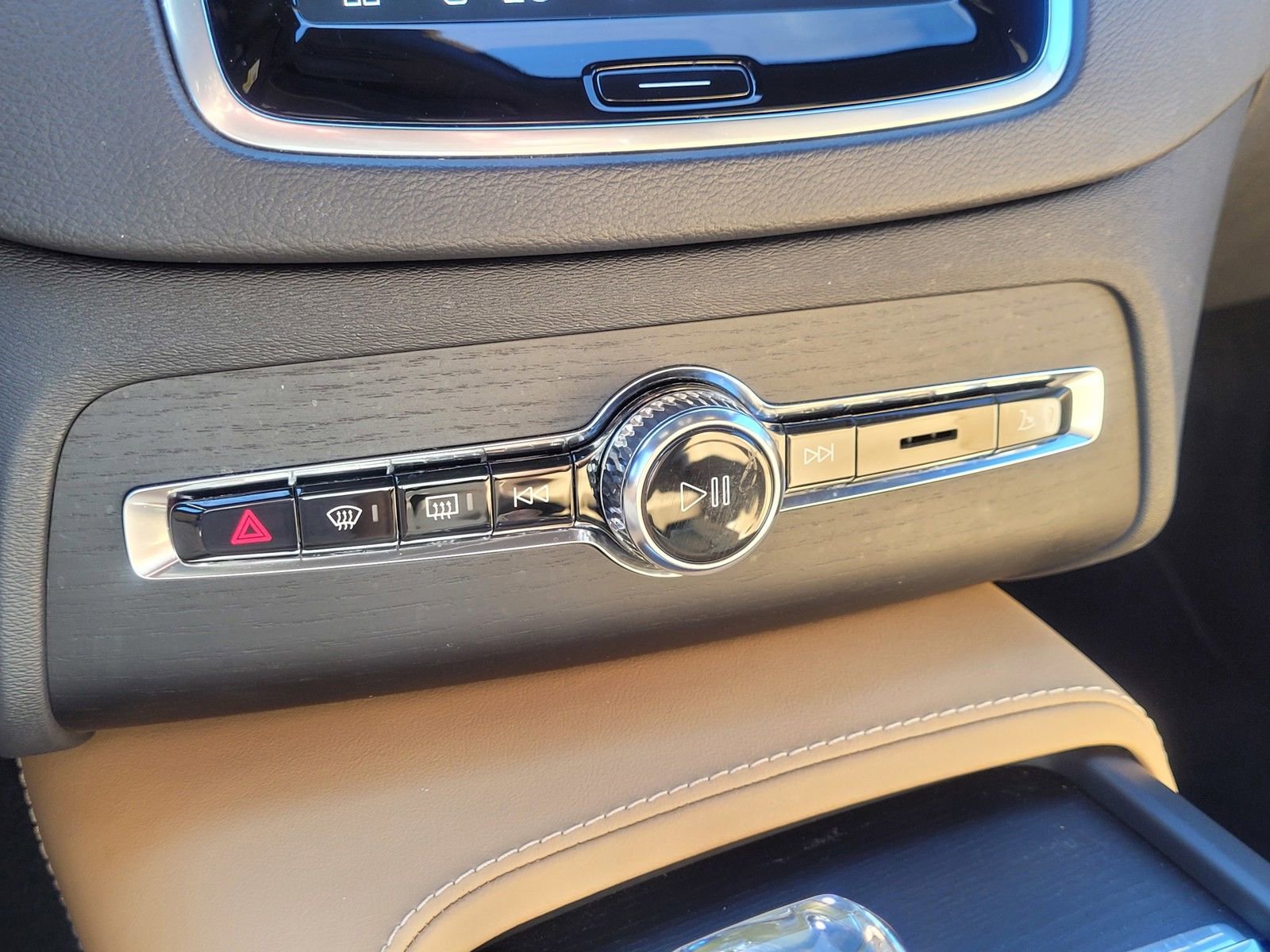 Certified 2023 Volvo XC90 T8 Ultimate AWD/4WD image 24