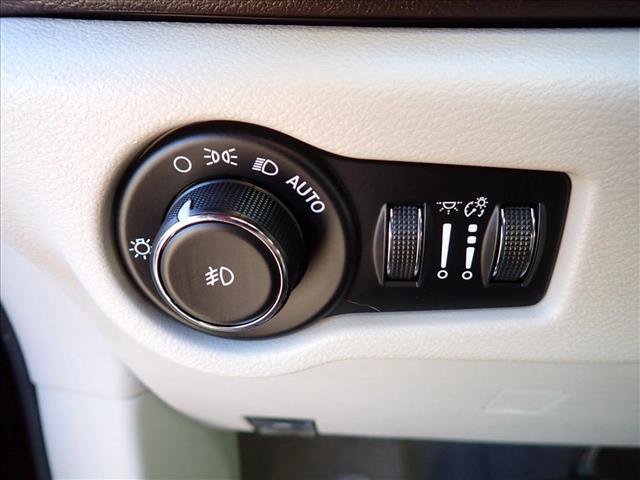 Used 2018 Chrysler Pacifica Touring-L FWD image 13