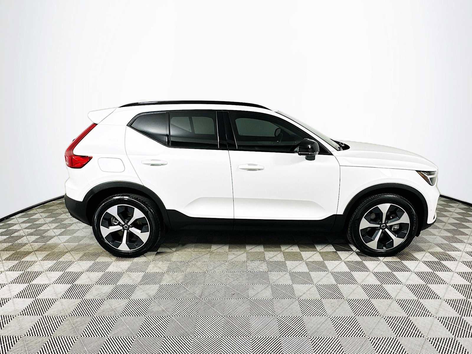 Used 2025 Volvo XC40 B5 Plus w/ Protection Package Premier image 8