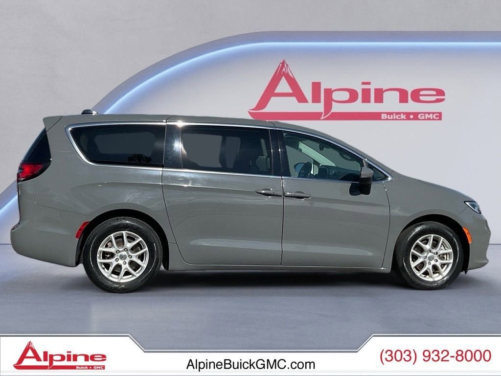 Used 2023 Chrysler Pacifica Touring-L FWD image 6