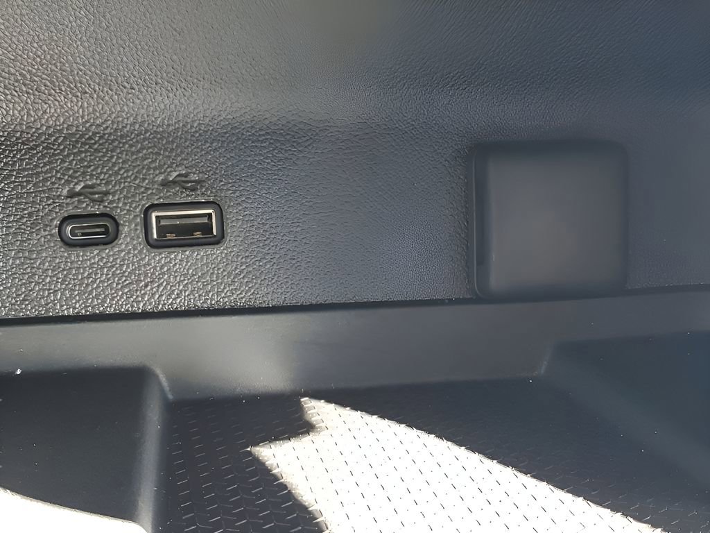 Used 2025 Chevrolet Traverse LT image 32