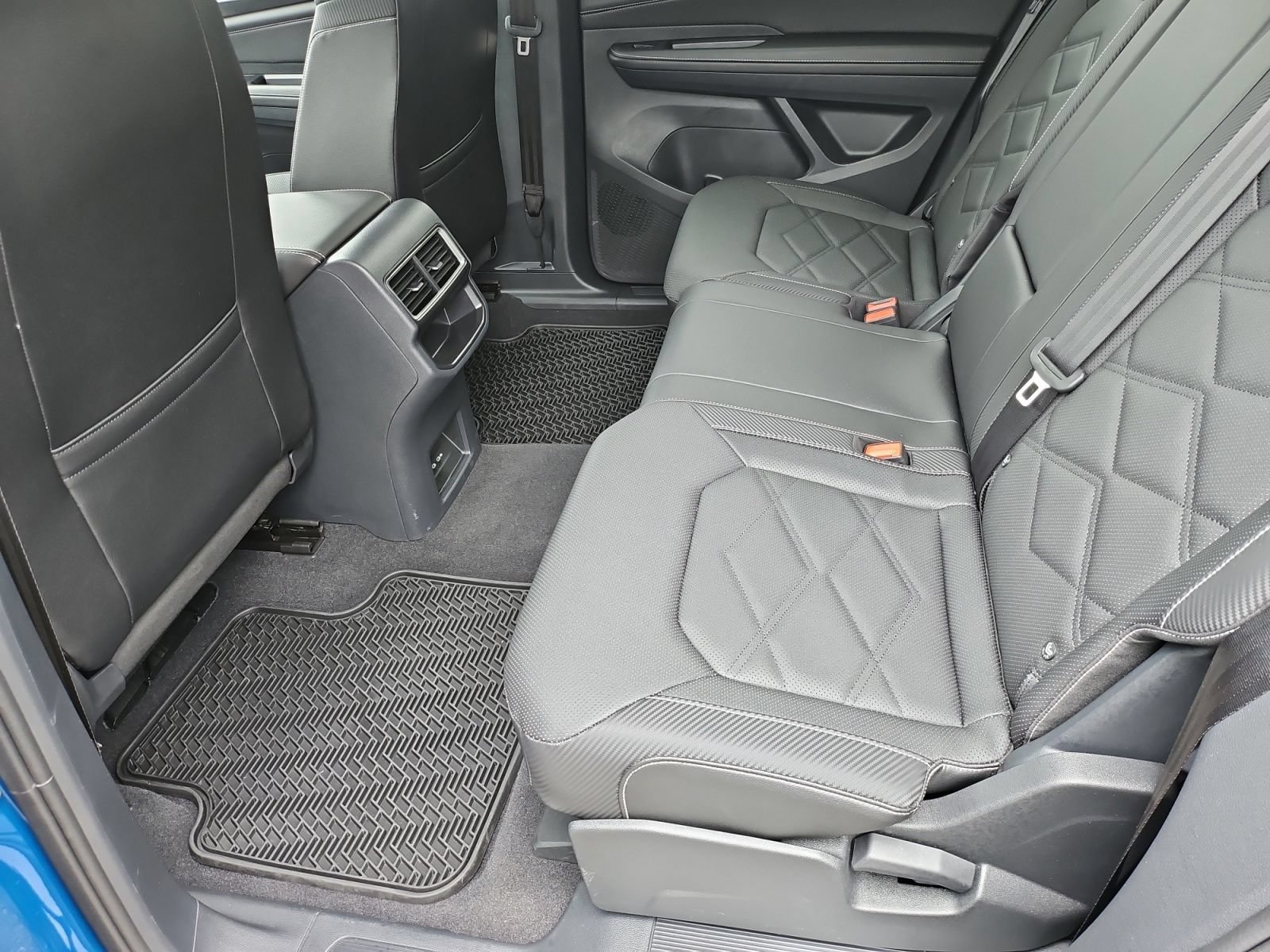 Used 2025 Volkswagen Atlas Cross Sport SE FWD image 31