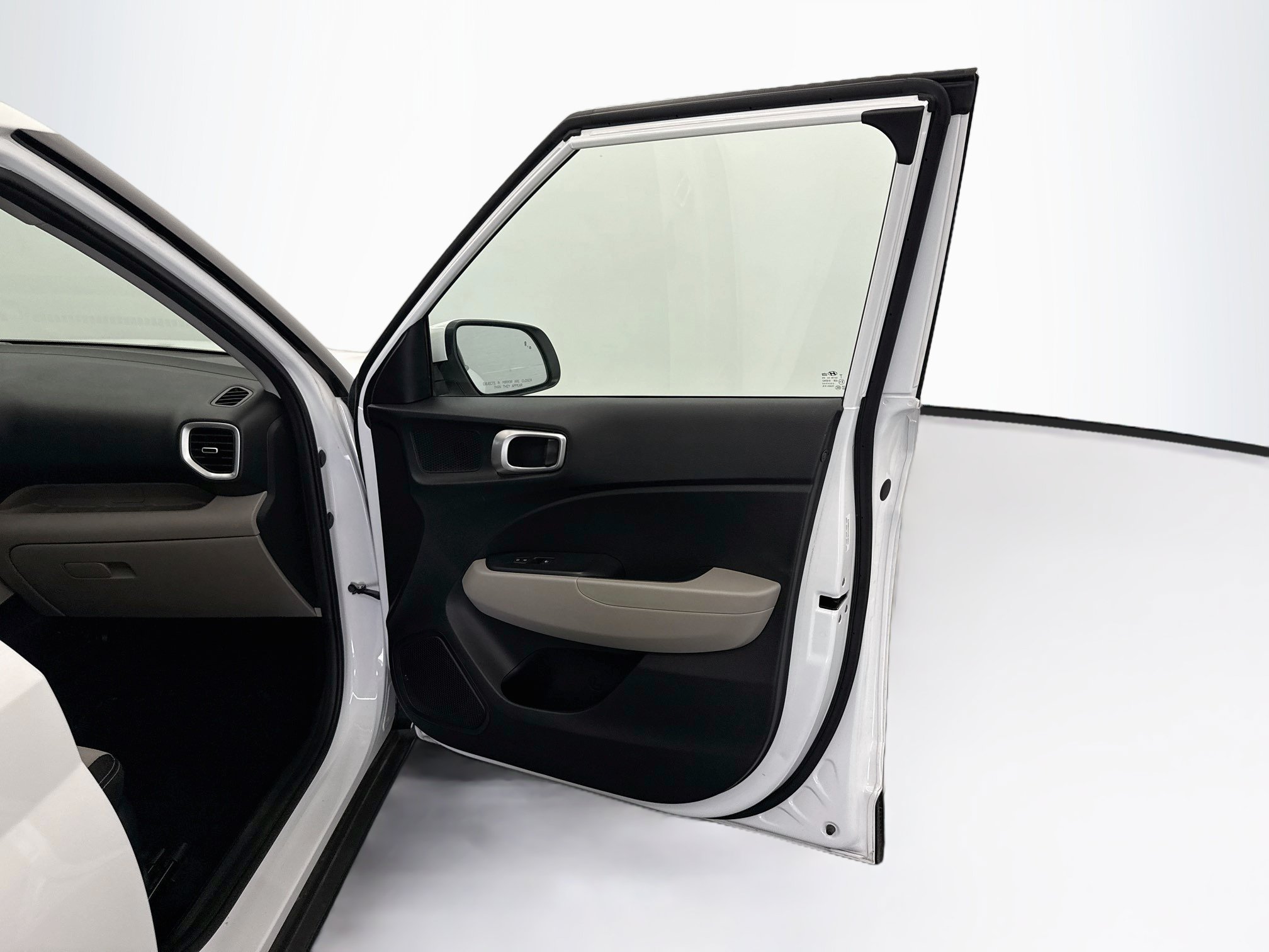 Used 2025 Hyundai Venue SEL FWD image 30