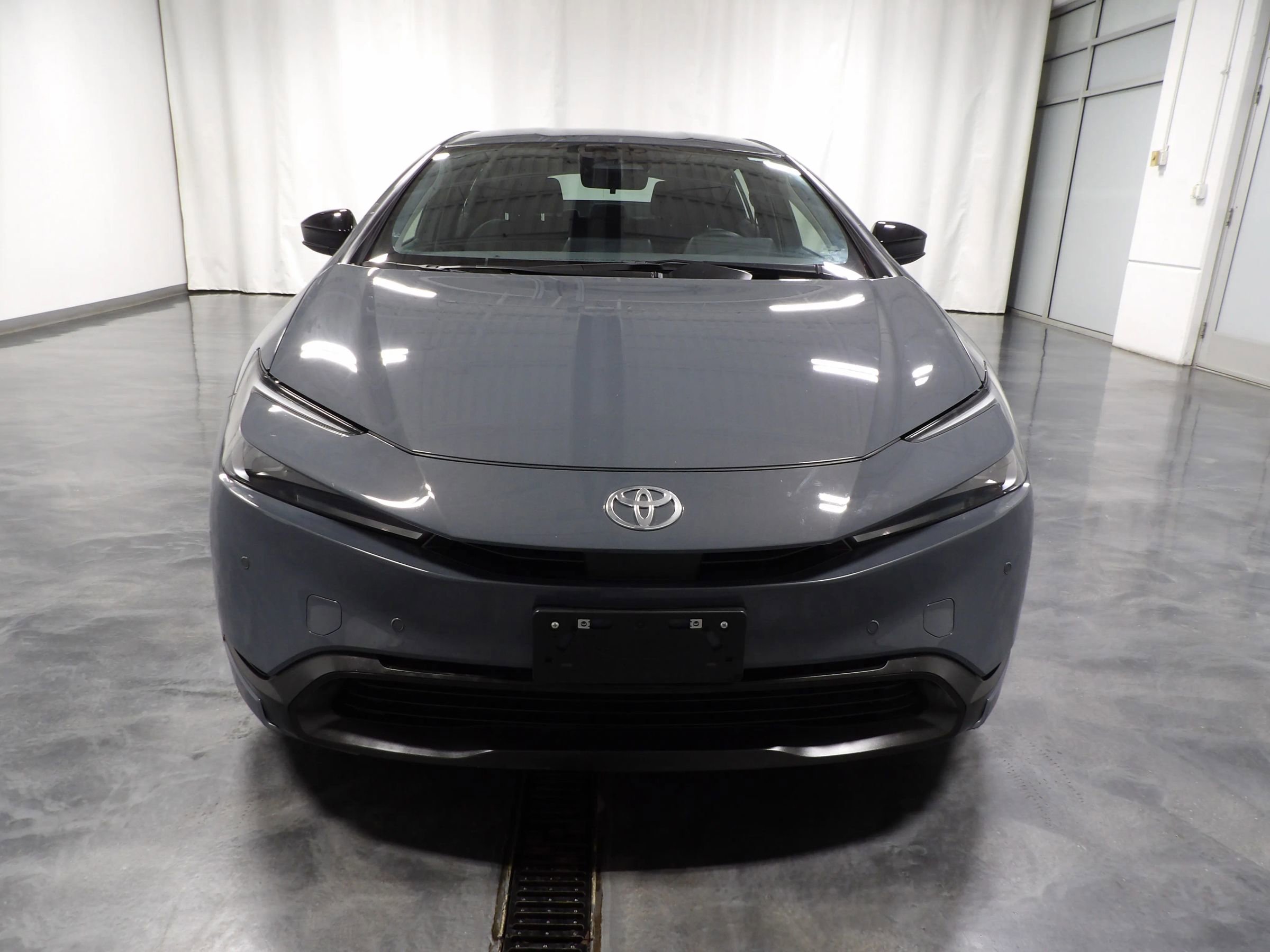 Used 2025 Toyota Prius LE image 3