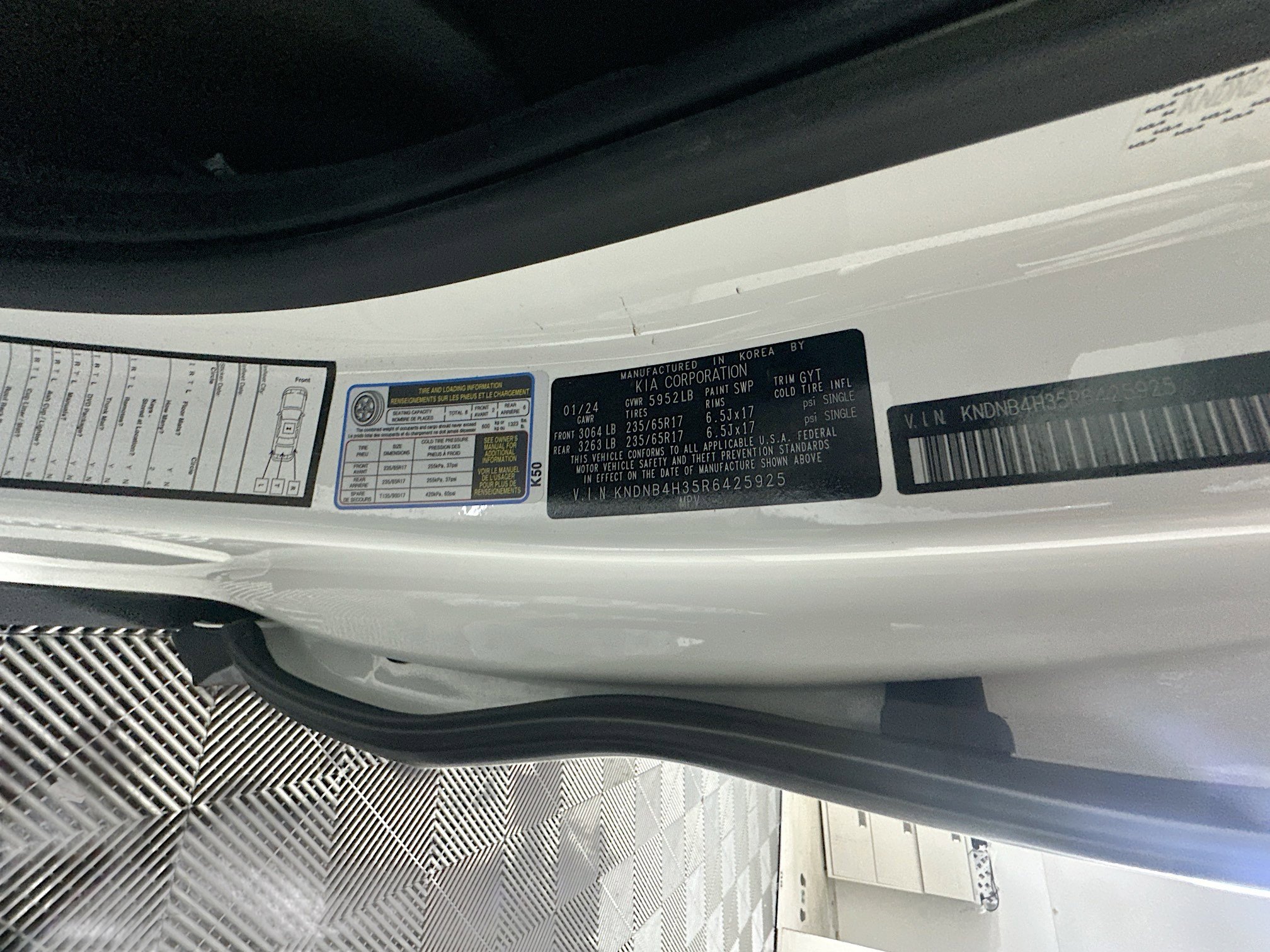 Used 2024 Kia Carnival LX image 12