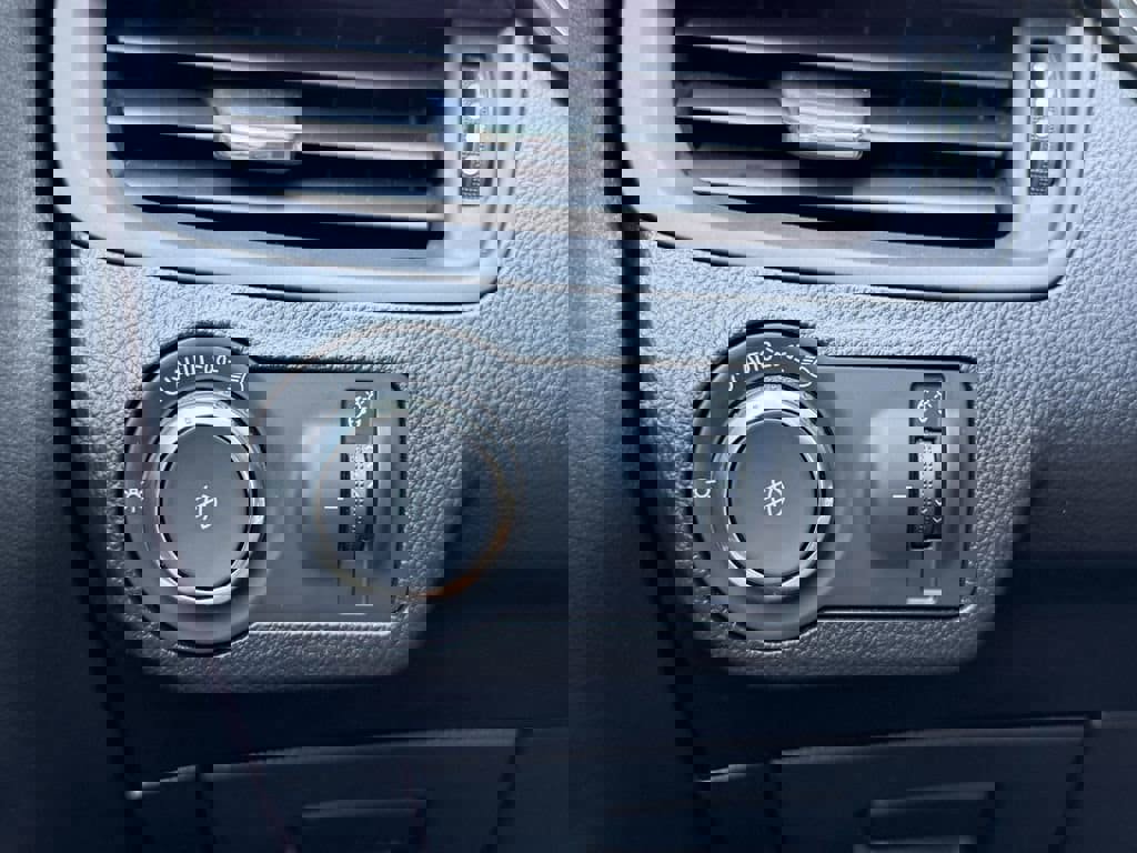 Used 2019 Buick Envision Essence image 29