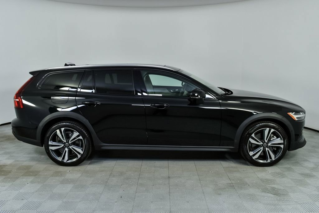 Certified 2024 Volvo V60 B5 Cross Country Plus image 29