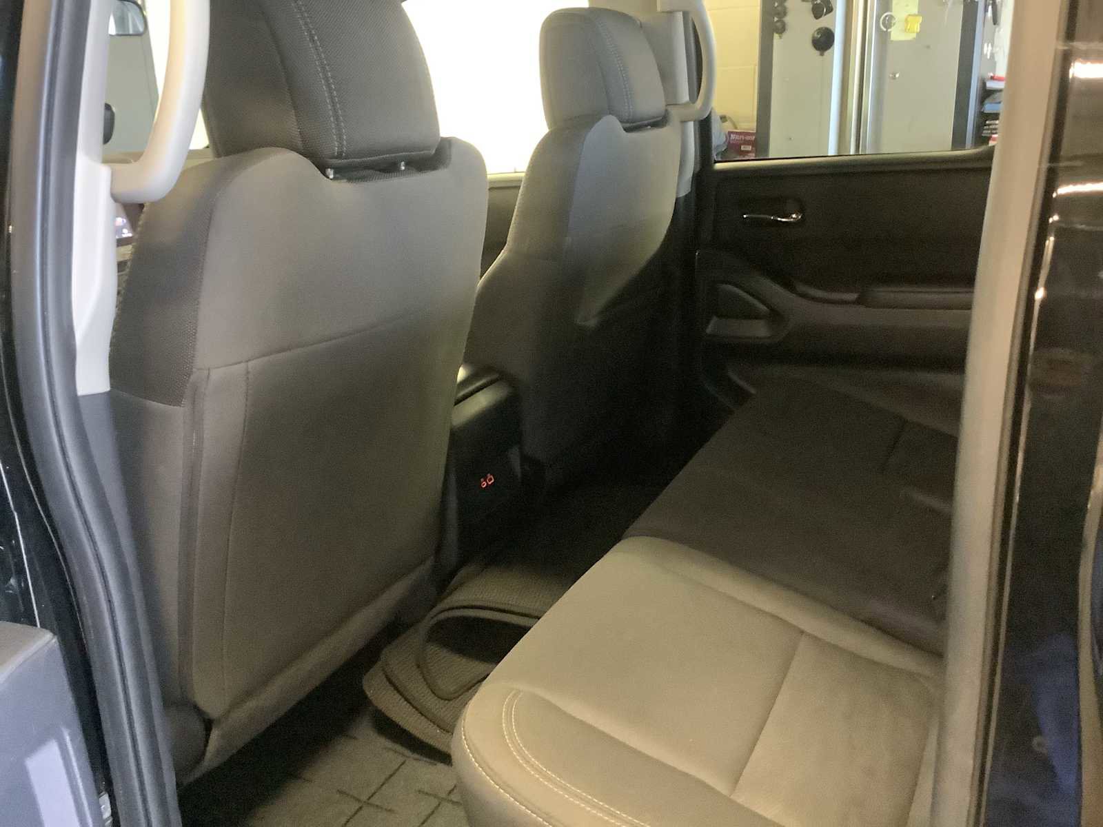 Used 2023 Nissan Frontier SV image 11