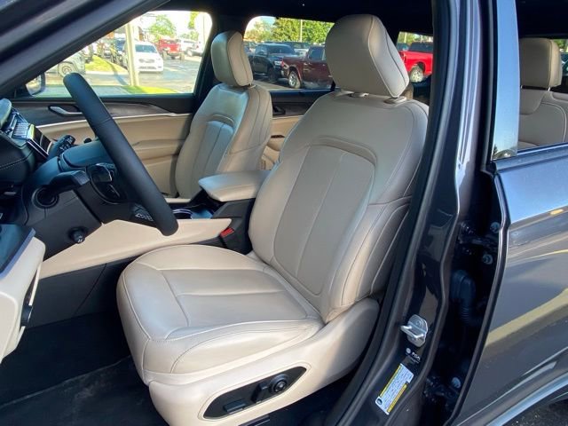 Used 2025 Jeep Grand Cherokee L Limited w/ Luxury Tech Group II AWD/4WD image 15