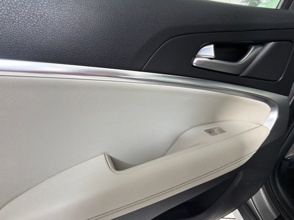 Used 2025 Genesis G70 2.5T RWD image 27