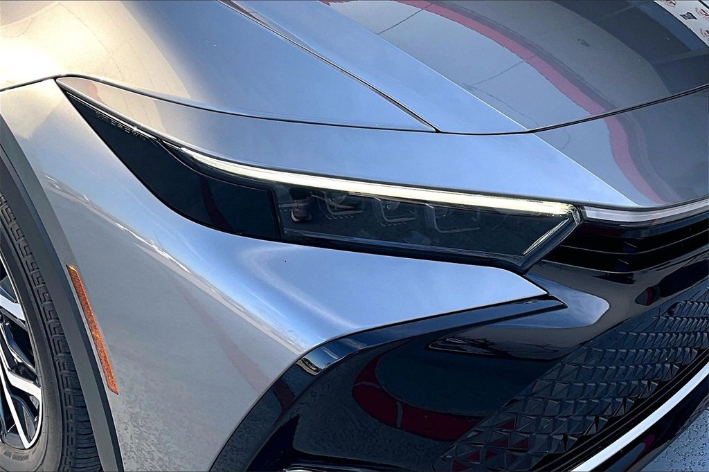 Used 2023 Toyota Crown Limited image 29