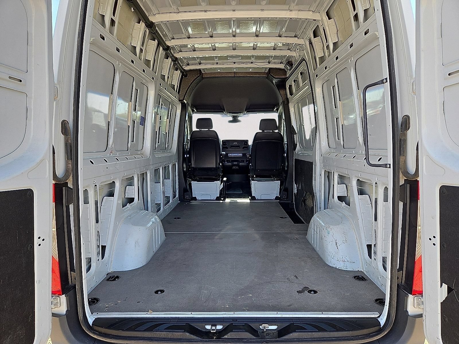 Used 2025 Mercedes-Benz Sprinter 2500 image 15