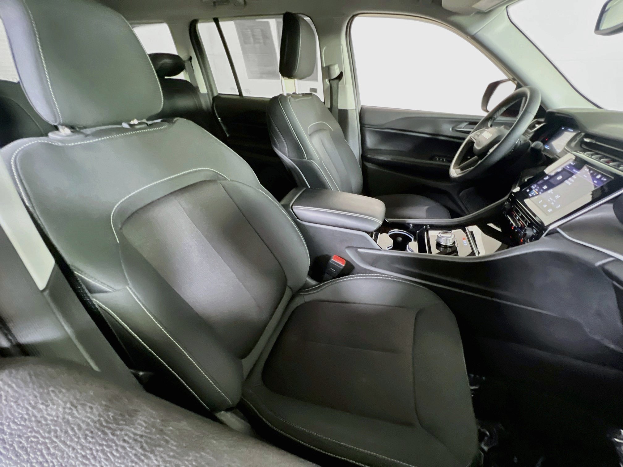 Used 2023 Jeep Grand Cherokee Laredo w/ Luxury Tech Group I AWD/4WD image 26