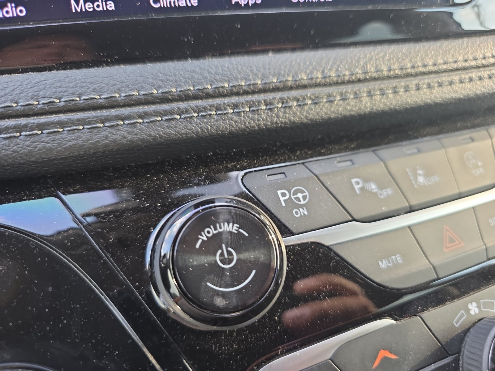 Used 2018 Chrysler Pacifica Limited w/ Tire & Wheel Group FWD image 15