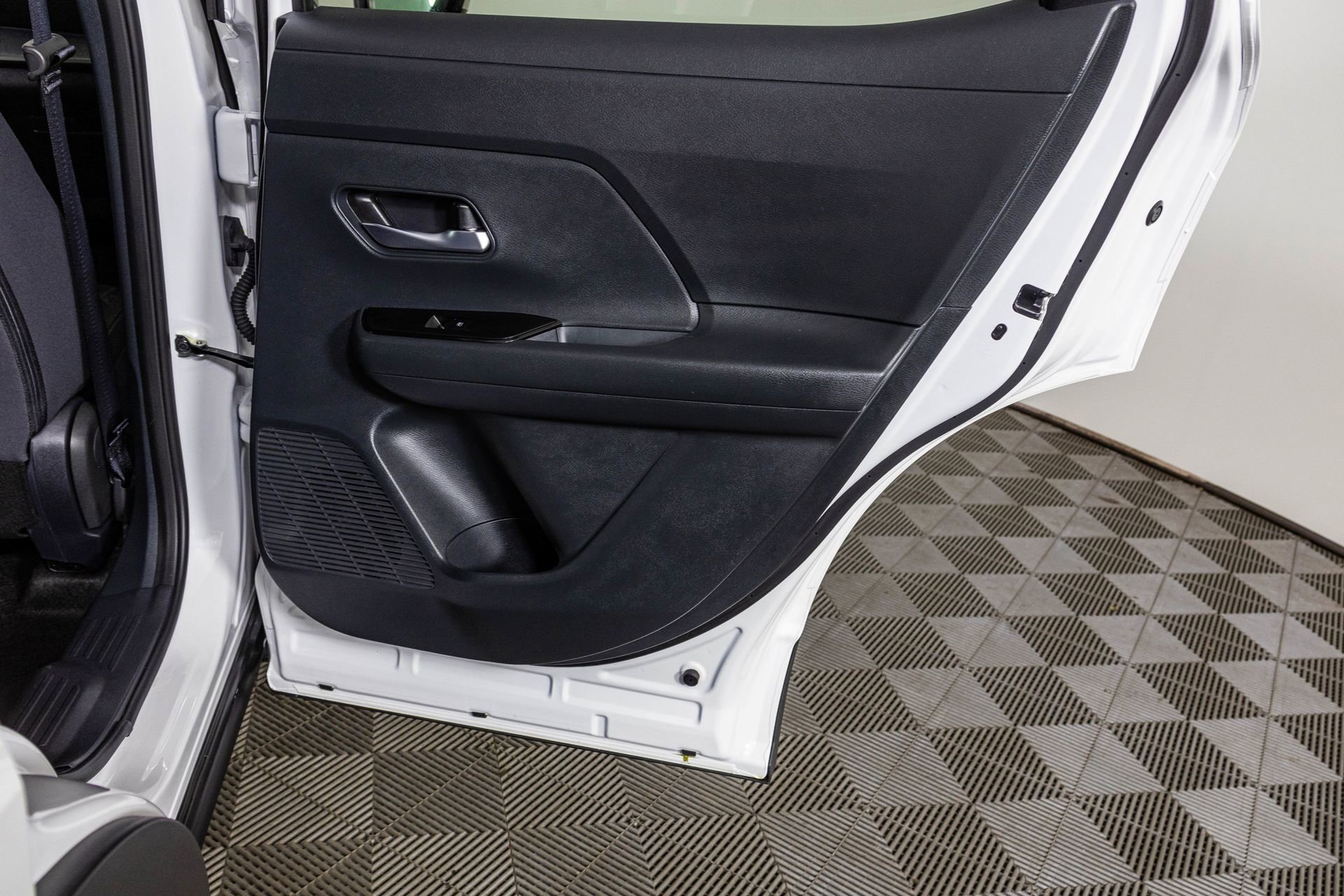 Used 2025 Nissan Kicks SV image 32