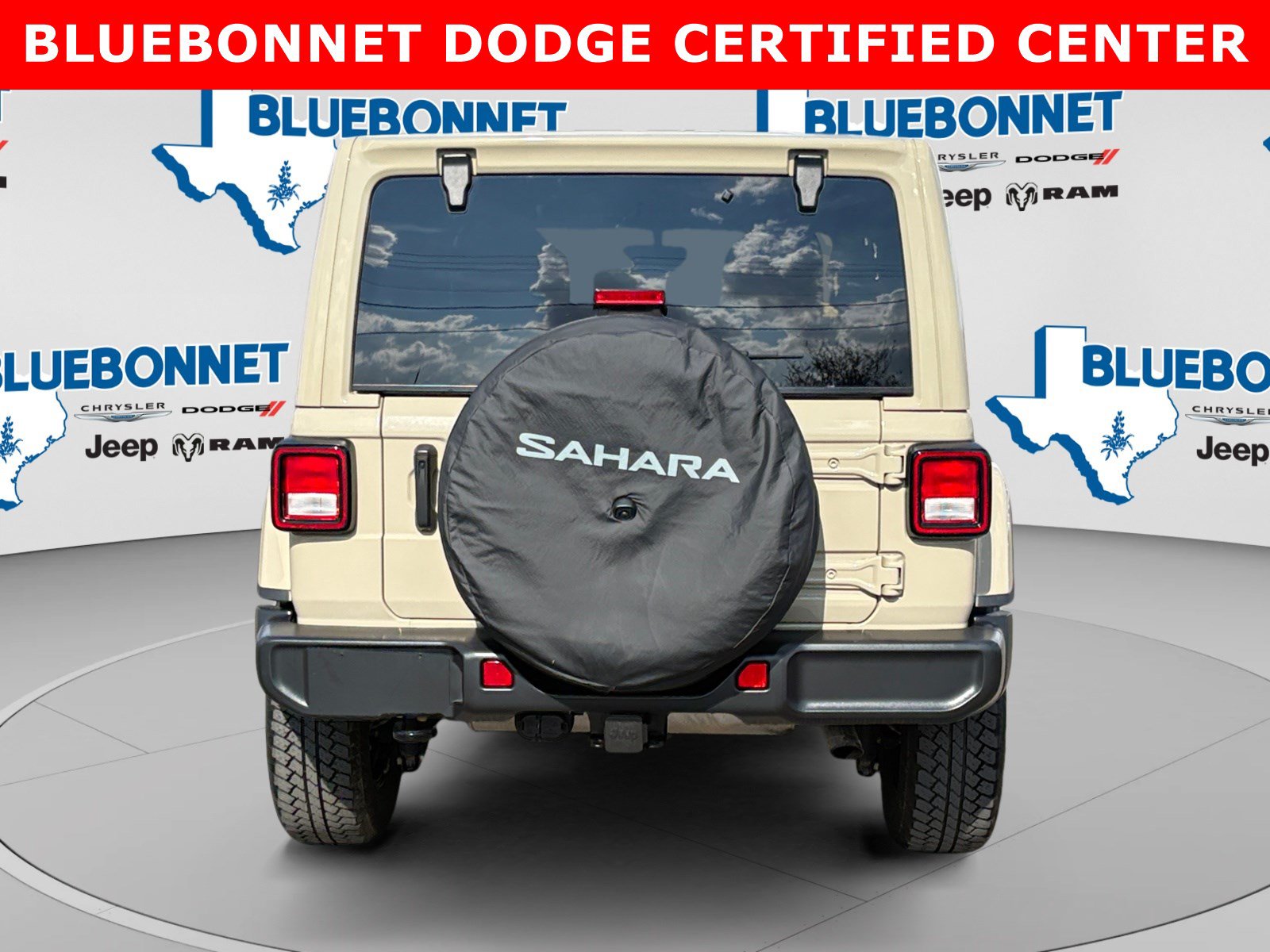 Used 2022 Jeep Wrangler Unlimited Sahara AWD/4WD image 6