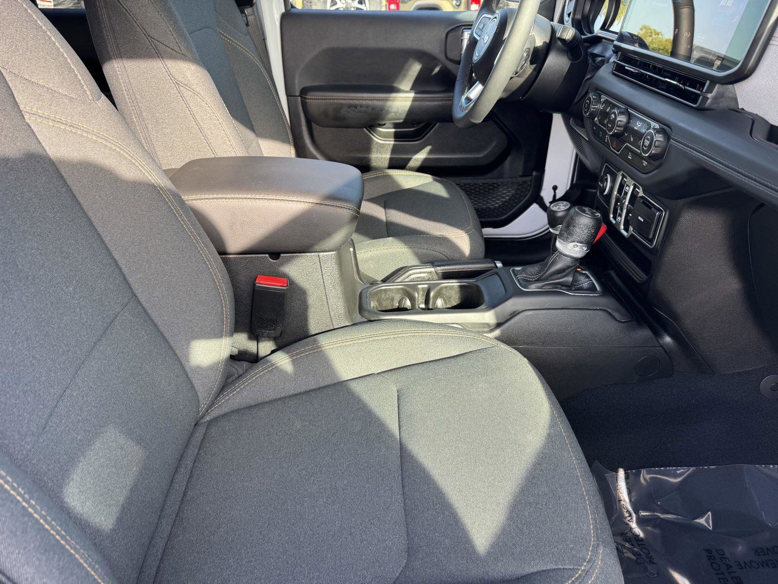 Certified 2025 Jeep Wrangler Sahara AWD/4WD image 9