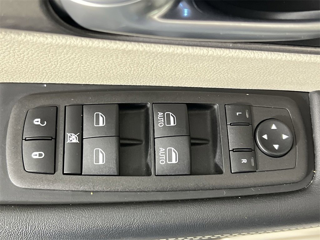 Used 2024 Chrysler Pacifica Touring-L image 15