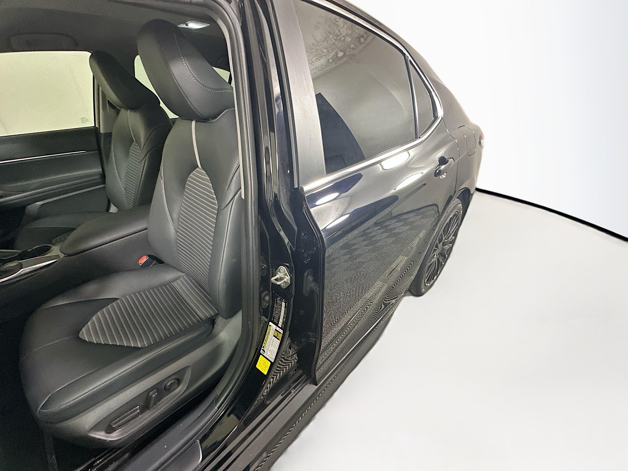 Used 2020 Toyota Camry SE FWD image 12
