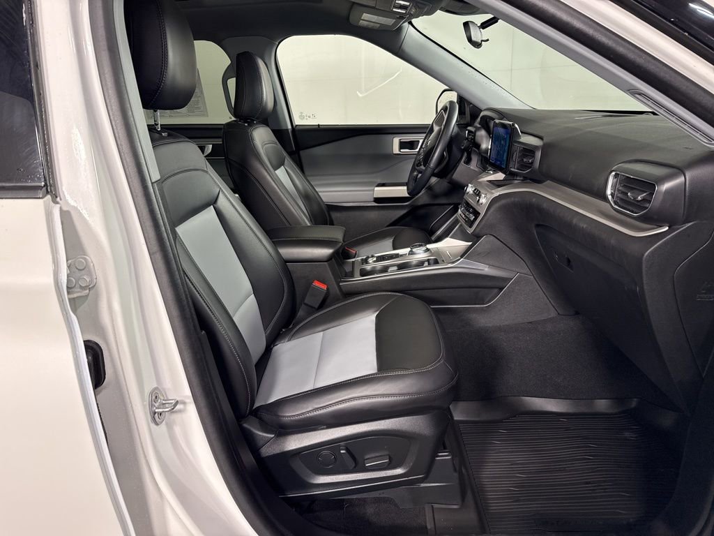 Used 2023 Ford Explorer XLT w/ Equipment Group 202A image 17