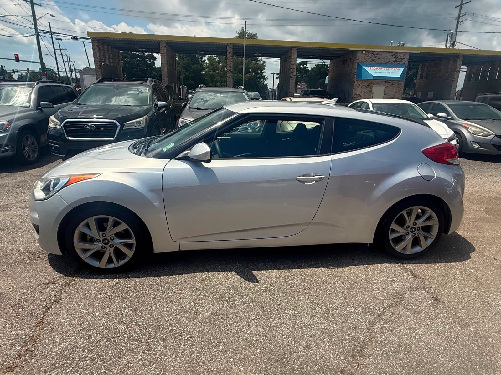 Used 2016 Hyundai Veloster FWD image 3