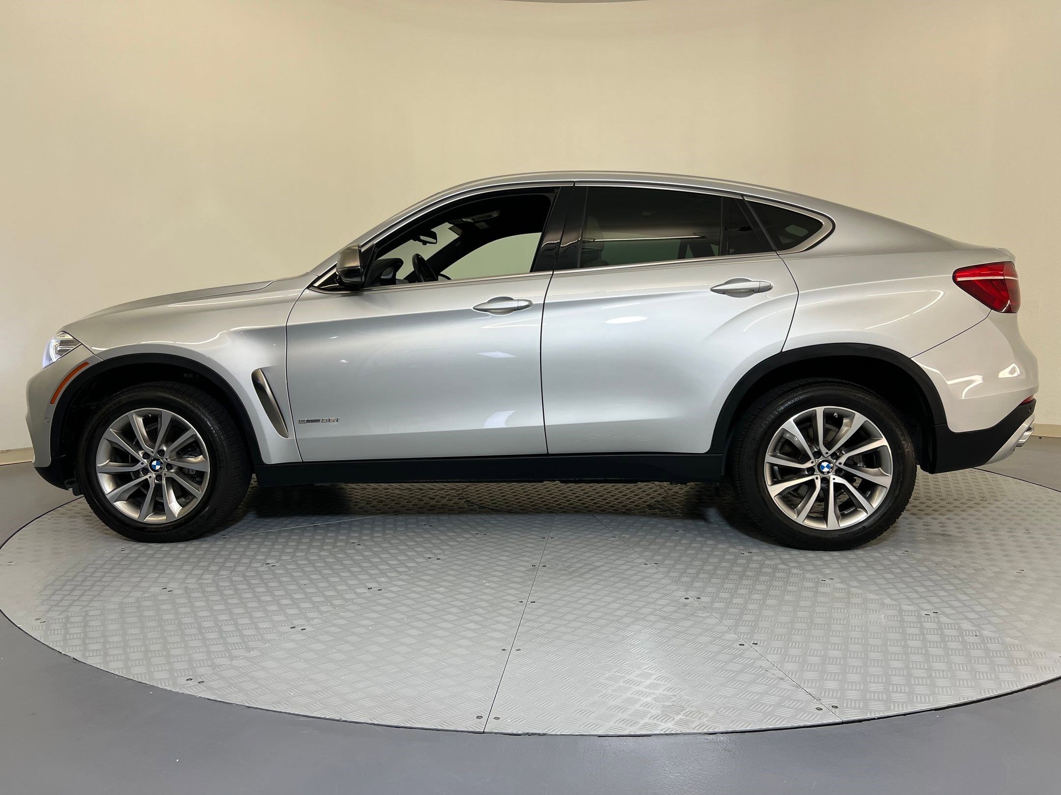 Used 2019 BMW X6 sDrive35i image 2