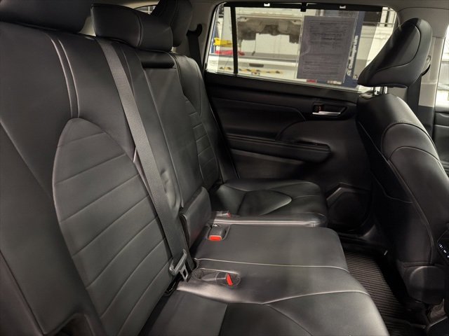 Certified 2024 Toyota Highlander AWD image 32
