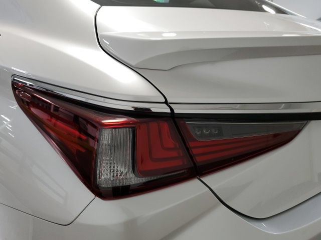 Used 2025 Lexus ES 300h w/ Premium Package FWD image 31
