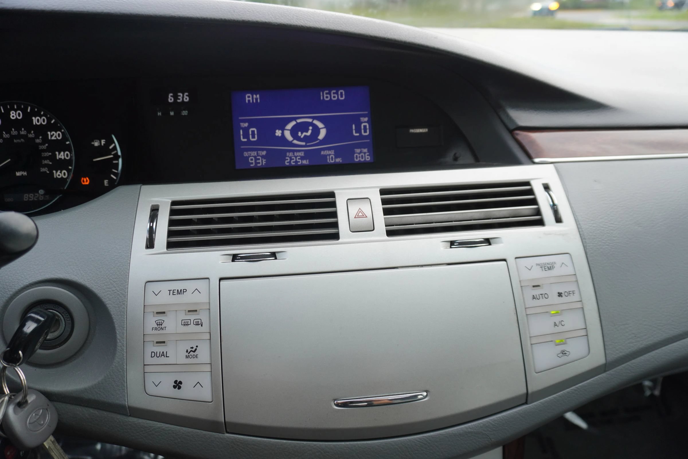 Used 2010 Toyota Avalon XLS FWD image 16