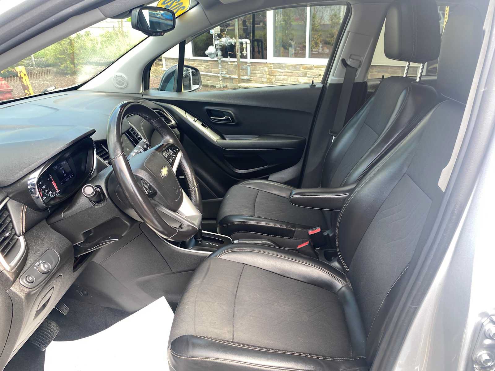 Used 2020 Chevrolet Trax LT w/ Sun & Sound Package AWD/4WD image 9