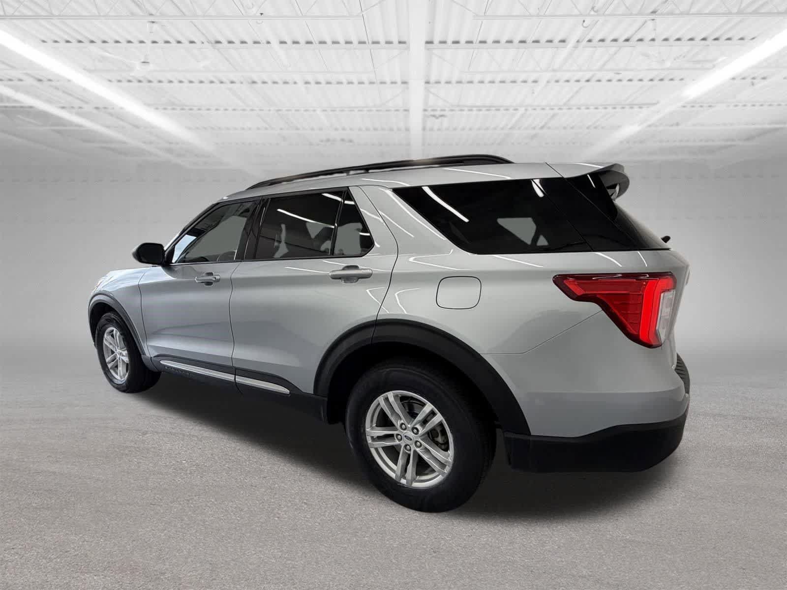 Used 2022 Ford Explorer XLT w/ Equipment Group 202A AWD/4WD image 3