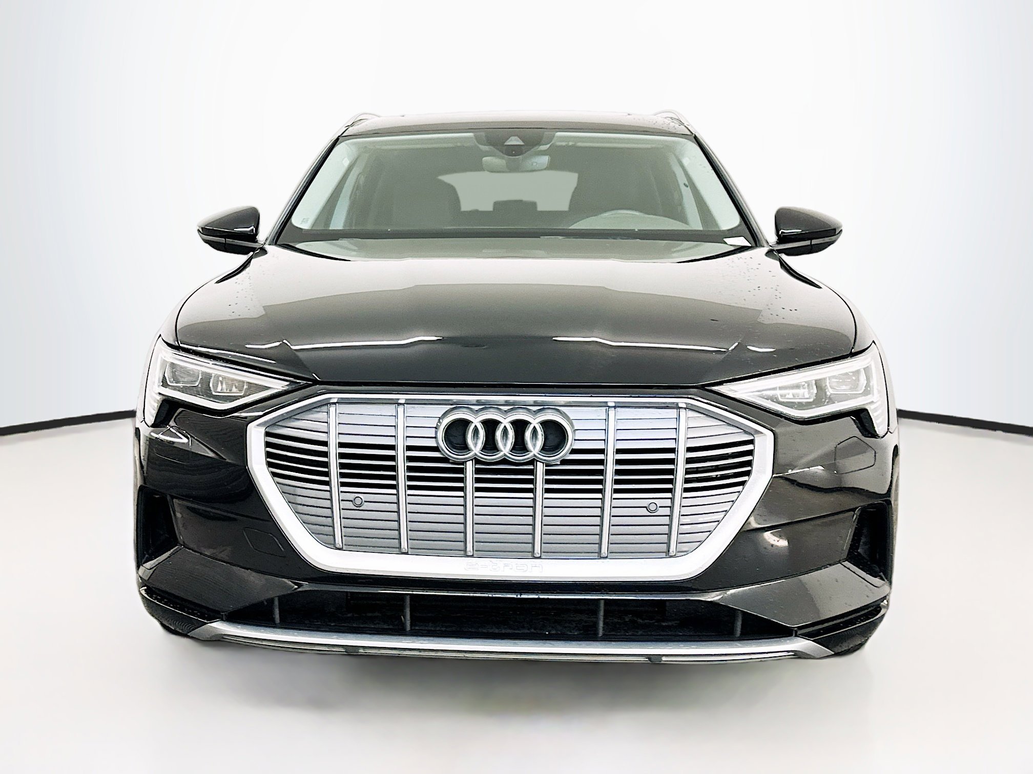 Used 2022 Audi e-tron Premium image 2