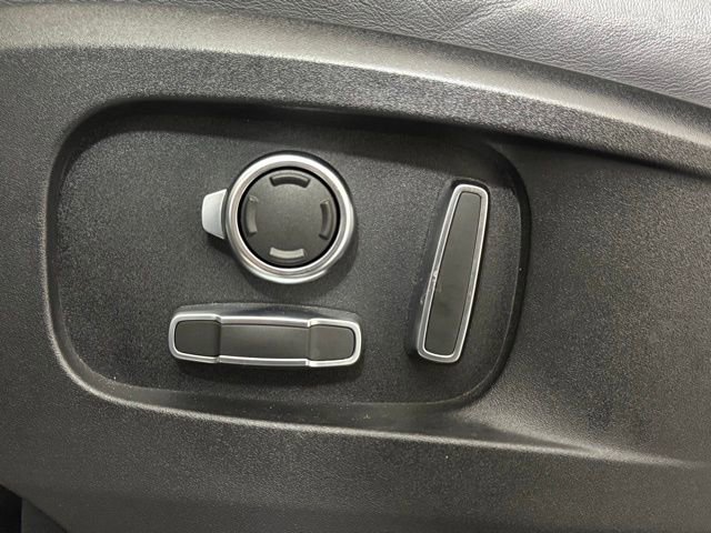 Used 2023 Land Rover Defender 130 X-Dynamic SE image 30